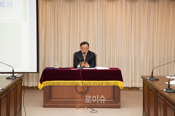 ▲윤인태부산고등법원장이전체판사회의에서인사말을하고있다.(사진제공=부산고법)