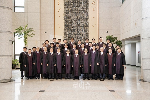 ▲부산고등법원전체판사회의를마치고기념촬영을하고있다.(사진제공=부산고법)