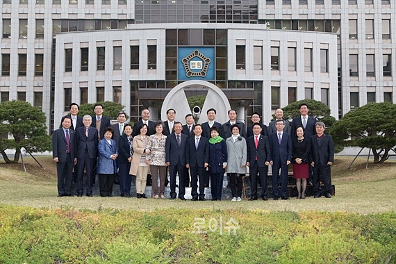 ▲윤인태부산고법원장이부산법원시민사법위원들과기념촬영을하고있다.(사진제공=부산고법)