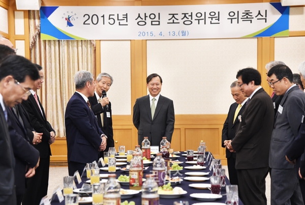 ▲박병대법원행정처장(가운데)과상임조정위원들/사진제공=대법원