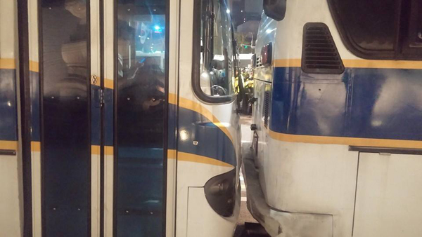 ▲광화문일대에촘촘하게세워진경찰차벽.이덕우변호사가18일밤9시경광화문앞의경찰차벽사진을찍어페이스북에올렸다.