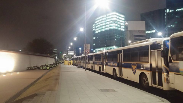 ▲이덕우변호사가18일밤광화문일대에쳐진경찰차벽사진을찍어페이스북에열렸다.