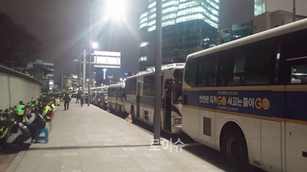 ▲이덕우변호사가18일밤광화문일대에쳐진경찰차벽사진을찍어페이스북에열렸다.좌측에경찰들도휴식을취하며대기하고있다.