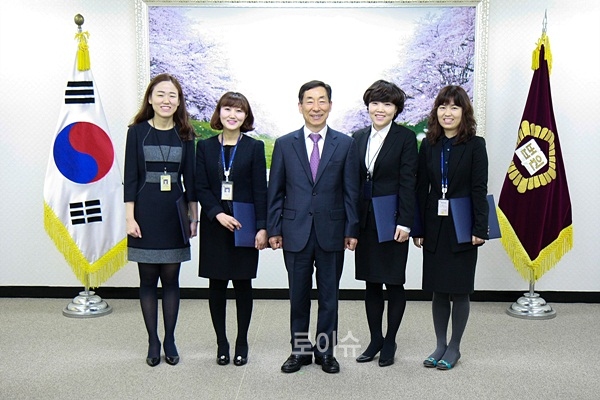 ▲윤인태부산고법원장이법원주사보로승진한직원들과기념촬영을하고있다.(사진제공=부산고등법원)