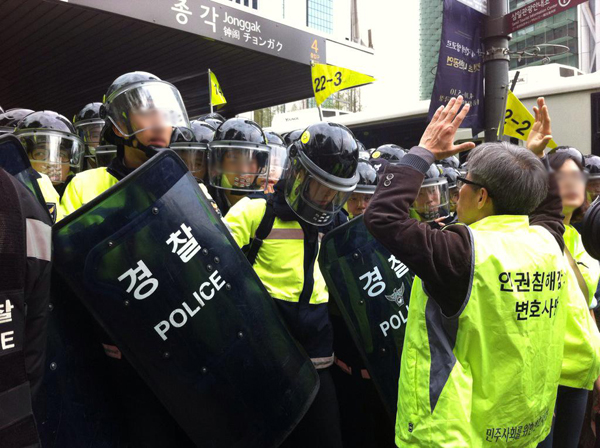 ▲지난18일추모집회당시종각역지하차도까지가로막으며시민들의통행을막는경찰에민변‘인권침해감시단’조끼를입고항의하는권영국변호사의모습을시민이찍은사진.본지는시민의협조를얻어보도한다.