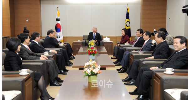 ▲양승태대법원장이지난1월14일대법원청사에서대법관후보추천위원회위원들과접견하는모습(사진=대법원)