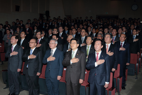 ▲대검찰청에열린제52회법의날기념식행사.앞줄좌측부터김진태검찰총장,박한철헌법재판소장,양승태대법원장,황교안법무부장관,하창우대한변호사협회장(사진제공=법무부)