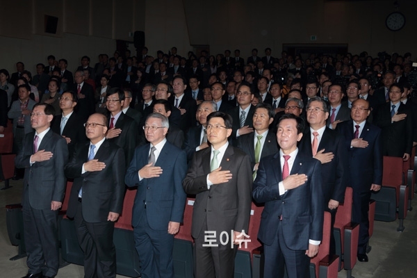 ▲대검찰청에열린제52회법의날기념식행사.앞줄좌측부터김진태검찰총장,박한철헌법재판소장,양승태대법원장,황교안법무부장관,하창우대한변호사협회장(사진제공=법무부)