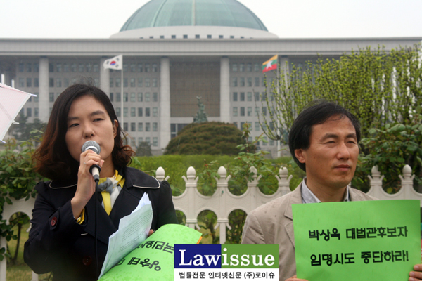 ▲30일국회정문앞에서진행된기자회견에서사회를맡아진행한민변김지미사무차장(변호사)