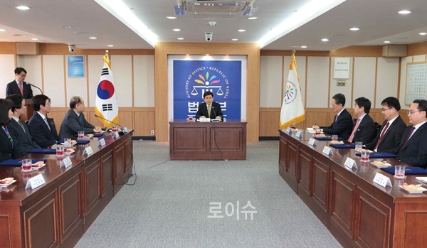 ▲황교안법무부장관이신희택위원장을비롯한위원회위원들에게위촉장을수여한뒤인사말을하고있다.(사진제공=법무실)