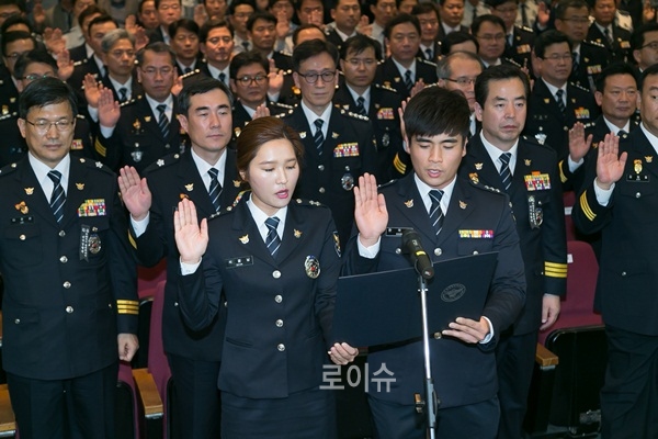 ▲경찰관대표(남ㆍ녀각1명)가우리의다짐을낭독하고있다.(사진제공=부산경찰청)