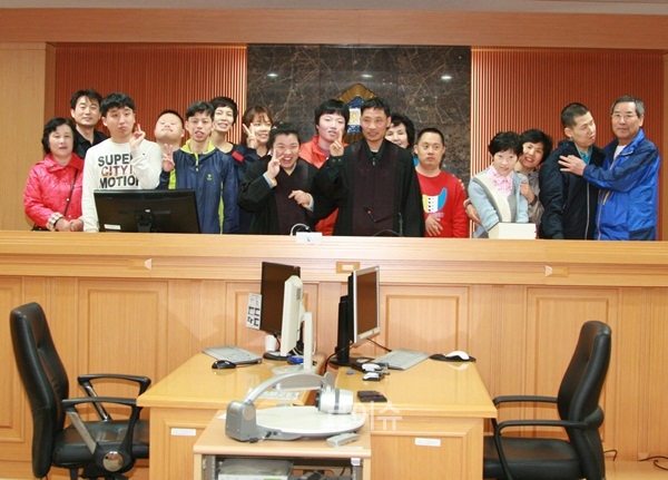 ▲희망학교원생들이법정에서기념촬영을하며즐거워하고있다.(사진제공=부산동부지원)