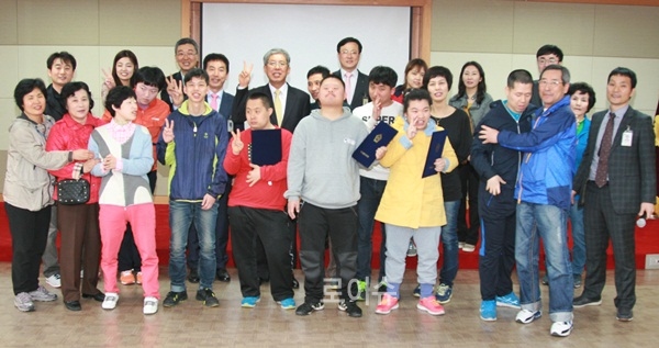 ▲최인석동부지원장(뒷줄v자손모양)과함께단체기념촬영을하고있다.