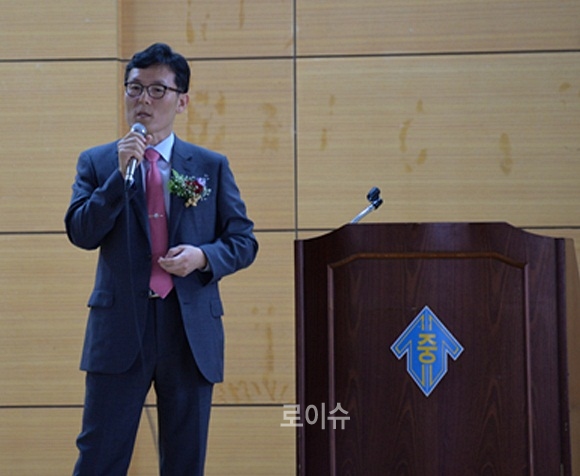 ▲우성만대구고법원장이모교인경상중학교에서후배들을위해강연을하고있다.(사진제공=대구고법)