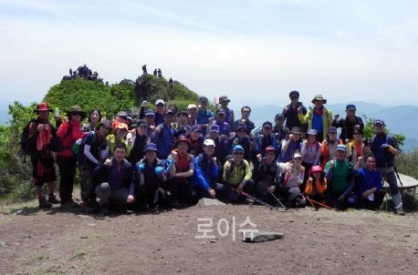 ▲부산법원산악회회원들이황매산을산행하고기념촬영.(사진제공=부산지법)