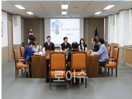 ▲국민참여재판그림자배심원으로참여한법조출입기자들과간담회를갖고있다.(사진제공=대구지법)