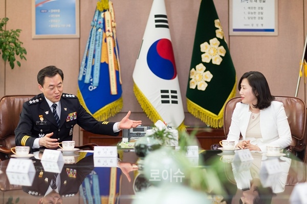 ▲권기선부산경찰청장이집무실에서이수경초록우산어린이재단부산지역본부장과환담을나누고있다.(사진제공=부산경찰청)