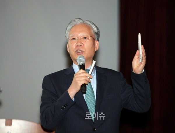 ▲강민구부산지법원장이하동군청공무원을상대로모바일과SNS의사용법과활용성에대해특강을하고있다.(사진제공=하동군)