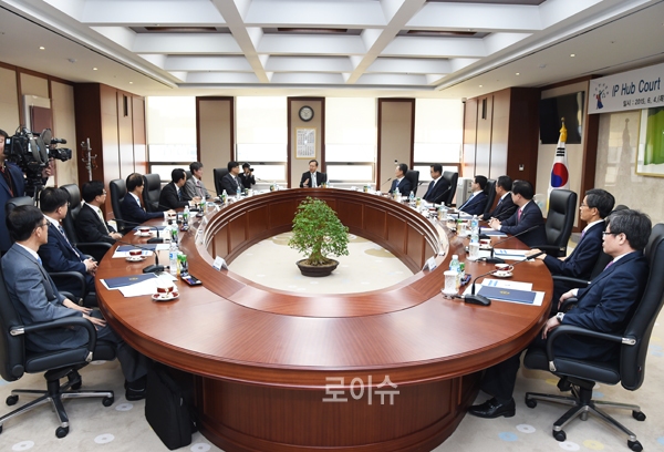 ▲4일대법원에서열린IPHubCourt추진위원회회의(사진제공=대법원)