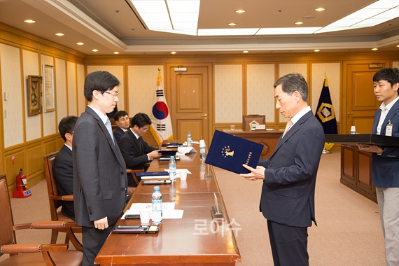 ▲윤인태부산고법원장이법정모니터링담당변호사에게위촉장을수여하고있다.