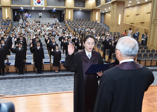 ▲1일대법원에서열린법학전문대학원출신경력법관임명식(사진제공=대법원)