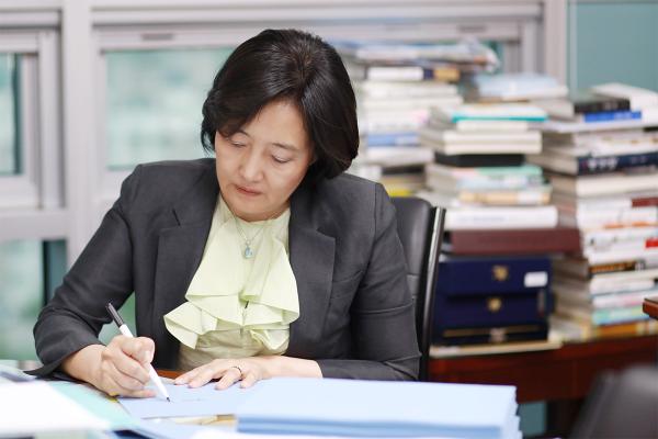 ▲자신을돌아보고성찰을통한시간의산물<누가지도자인가>사인본을준비중인박영선의원.교보문구예약구매시사인책을받을수있다.