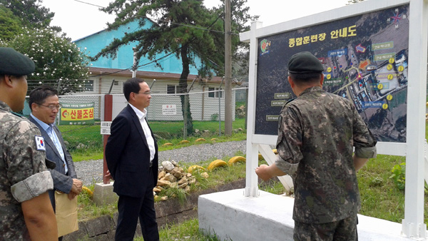 ▲국민권익위원회권태성상임위원이14일오후사유지내무단사용한군부대시설물(전남강진소재)이전을요구하는민원현장을방문해관계자로부터설명을듣고있다.(사진제공=국민권익위)