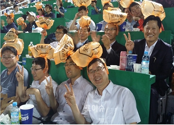 ▲사직야구장에서윤인태부산고법원장(둘째줄우측세번째)과의소통의시간을갖고있다.(사진제공=부산고법)