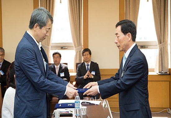 ▲윤인태부산고법원장(사진우측)이신규위촉된조정위원에게위촉장을수여하고있다.(사진제공=부산고법)