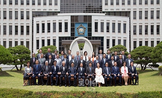 ▲조정위원들과부산법원청사를배경으로기념촬영.
