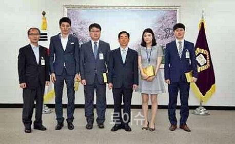 ▲윤인태부산고법원장(사진우측세번째)이수상자들과기념촬영.(사진제공=부산고법)