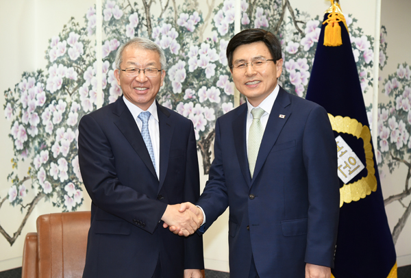 ▲양승태대법원장이황교안국무총리의예방을받고있다(사진제공=대법원)