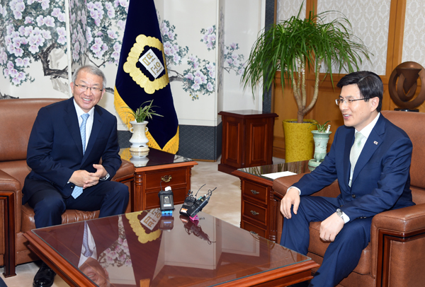 ▲양승태대법원장(좌)이황교안총리의예방을받고환담을나누고있다.(사진제공=대법원)