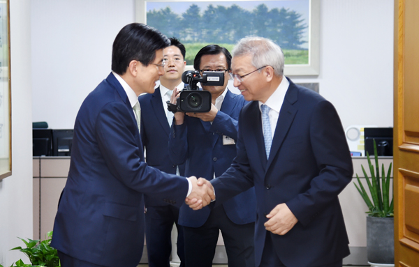 ▲황교안총리(좌)의예방을맞이하는양승태대법원장(사진제공=대법원)