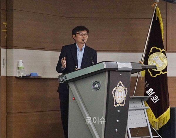 ▲“동남아시아로진출하기위하여반드시현지의변호사자격을취득하여야만하는것은아닙니다.현지에서‘대한민국변호사’로서할수있는역할이있고,우리기업과교민들에게는그나라변호사보다어떤면에서더필요한법률서비스를제공할수있습니다.”-강사김상준변호사