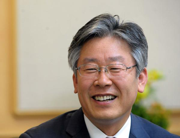 ▲인권변호사출신이재명성남시장(사진=페이스북)