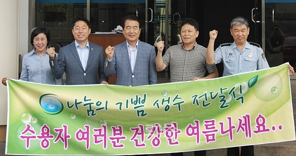 ▲김철회장등이울산구치소에생수5000병을기증하고파이팅을외치고있다.(사진제공=울산구치소)