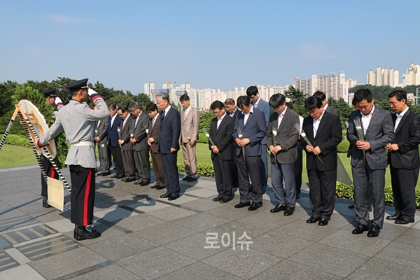 ▲강민구부산지법원장등직원들이참배를하고있다.