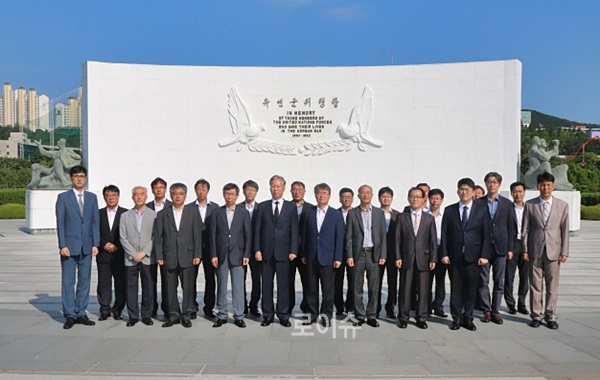 ▲단체기념촬영.(사진제공=부산지법)