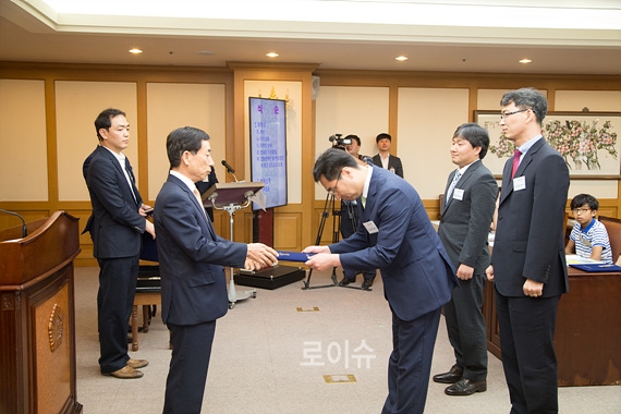 ▲부산고법판사3명에대해멘토법관으로위촉하고있다.