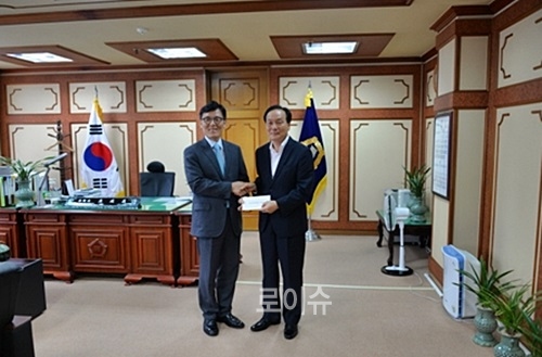 ▲우성만대구고등법원장이김주수의성군수에게직접장학금을전달하고기념찰영.(사진제공=대구고법)