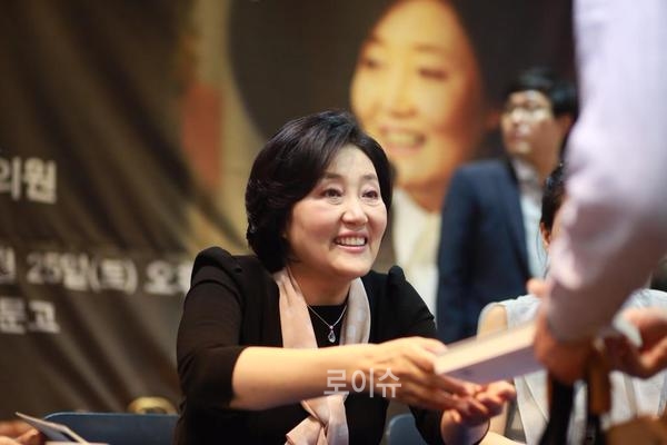 ▲박영선의원이7월25일서울교보문고강남점에서사인한책을독자에게전달하며활짝웃고있다.