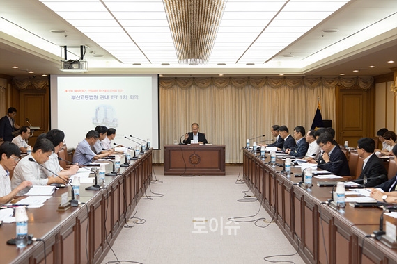 ▲심재금위원장(부산고법사무국장)외부산고등법원관내위원32명이참석한가운데회의를갖고있다.(사진제공=부산고법)