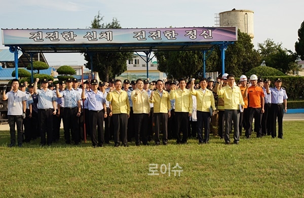 ▲김주현차관등이직원들과기념촬영을하며파이팅을외치고있다.(사진제공=부산교도소)