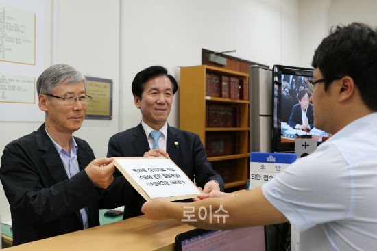 ▲국회에개정법률안을제출하는여상규의원과하창우변협회장(우)/사진제공=변협