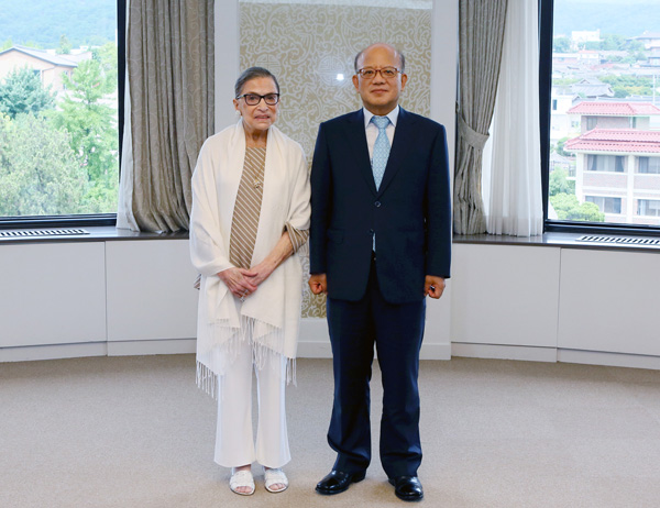 ▲긴스버그대법관과박한철헌법재판소장(사진=헌법재판소)