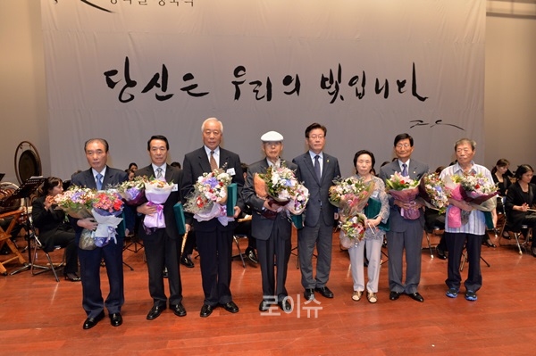 ▲애국정신을실천하고광복정신의계승을위해애쓴공로로광복회원고정갑(90)씨등7명에게성남시장표창을수여하고기념촬영.