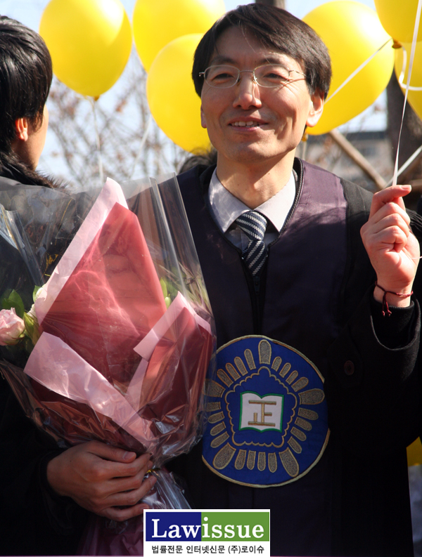 ▲2012년2월17일서울북부지법정문앞에서시민들과법원공무원들이해준퇴임식에국민법관법복을입은서기호전판사