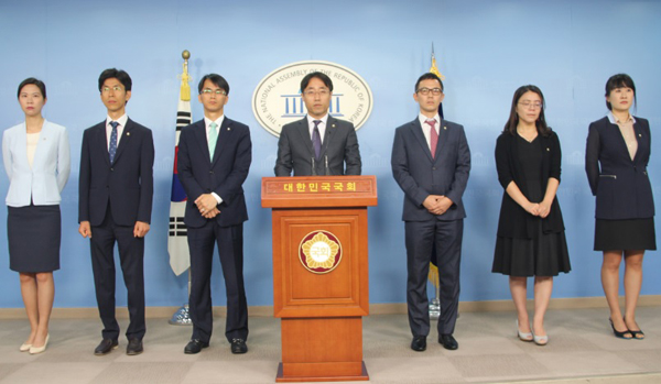 ▲20일국회정론관에서기자회견을하는서울지방변호사회집행부와김한규(가운데)회장/사진제공=서울변호사회