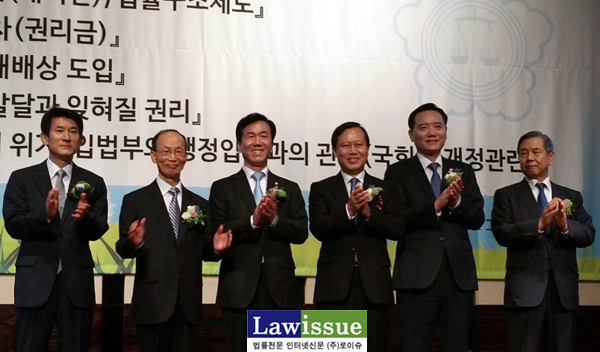 ▲24일변호사대회에참석한귀빈.왼쪽부터박한철헌법재판소장을대신해참석한김용헌헌법재판솨사무처장,제46회한국법률문화상을수상한대법관을역임한조무제동아대법학전문대학원석좌교수,하창우대한변호사협회장,양승태대법원장응ㄹ대신해참석한박병대법원행정처장,김현웅법무부장관,정진규변호사대회집행위원장